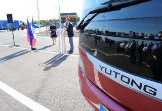 Le président de l'Agglomération fait un discours devant les responsables de TWV et Yutong.